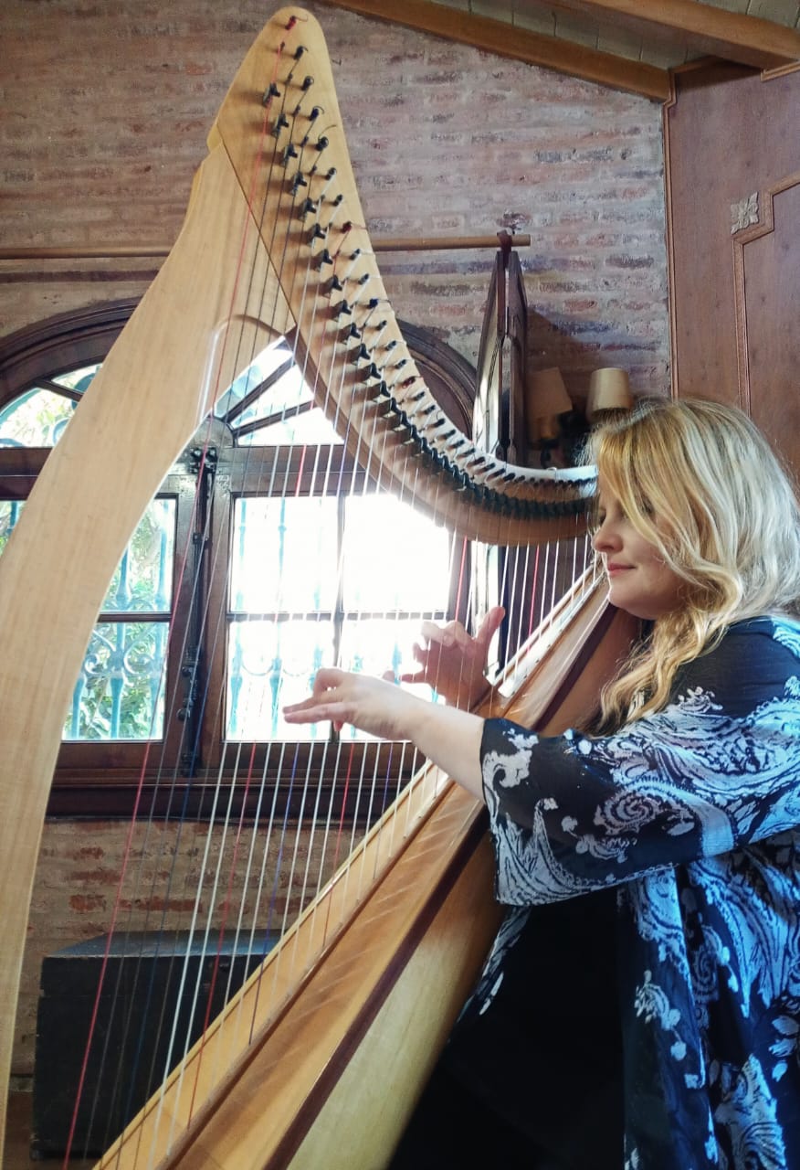Aída Delfino tocando el arpa